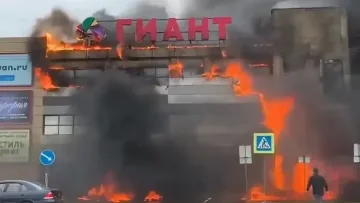 Огромен пожар в МОЛ! Стотици бягаха