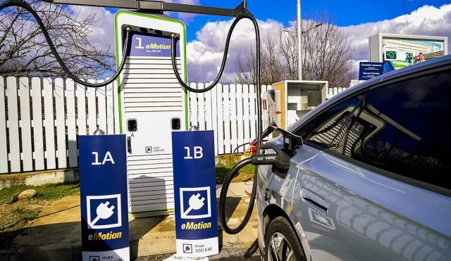 OMV влиза агресивно в битката за електромобилите у нас