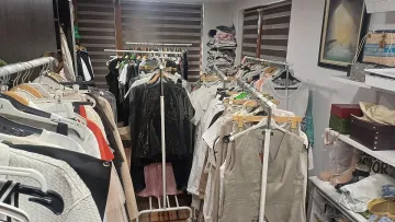 Полиция разби нелегален склад с дрехи менте на световни марки
