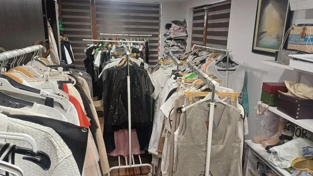 Полиция разби нелегален склад с дрехи менте на световни марки