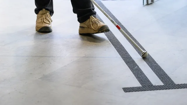 Активен диалог между незрящи, институции и бизнес може да подобри достъпността на средата у нас