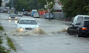 Лудо време! Жега в термометъра, воден ад в половин България (КАРТА)