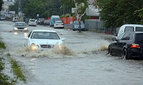 Лудо време! Жега в термометъра, воден ад в половин България (КАРТА)