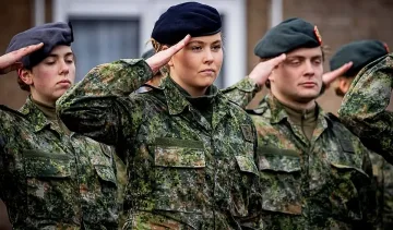 Бъдеща кралица в Европа стана ефрейтор