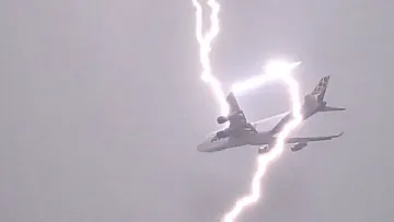 Мълния удари самолет край Варна