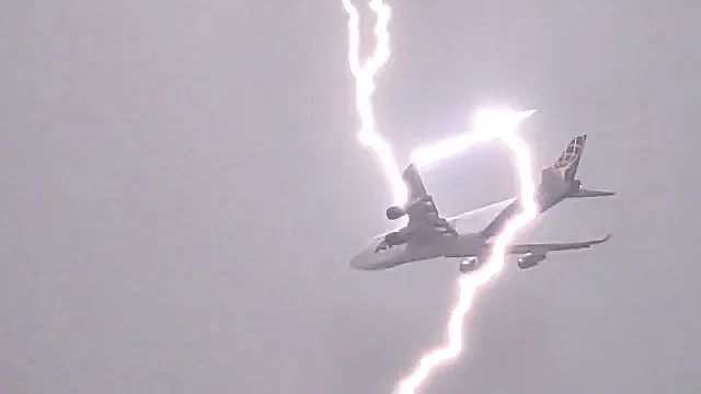 Мълния удари самолет край Варна