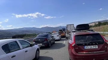 Почна се! Извиха се километрични опашки по родните пътища