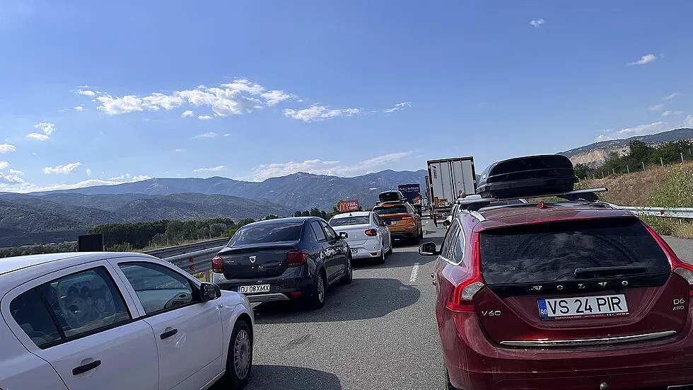 Почна се! Извиха се километрични опашки по родните пътища