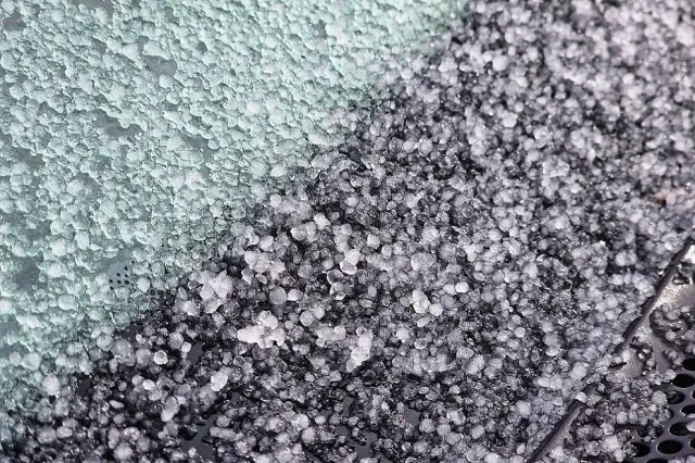 Мощна градушка порази наш град, последва кошмар