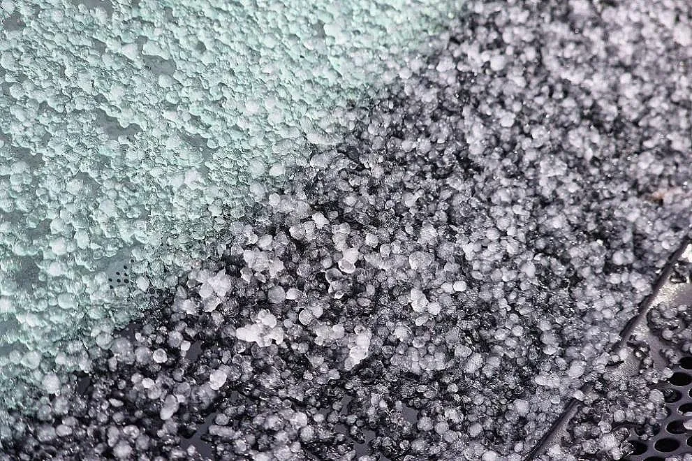 Мощна градушка порази наш град, последва кошмар