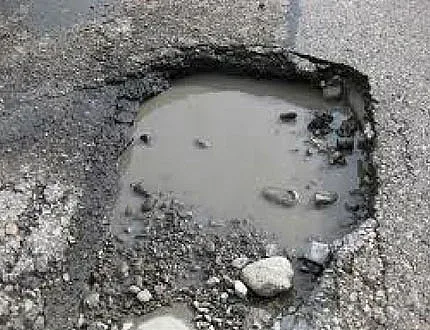 Невиждано! Вдигнаха паметник на улична дупка (СНИМКИ)