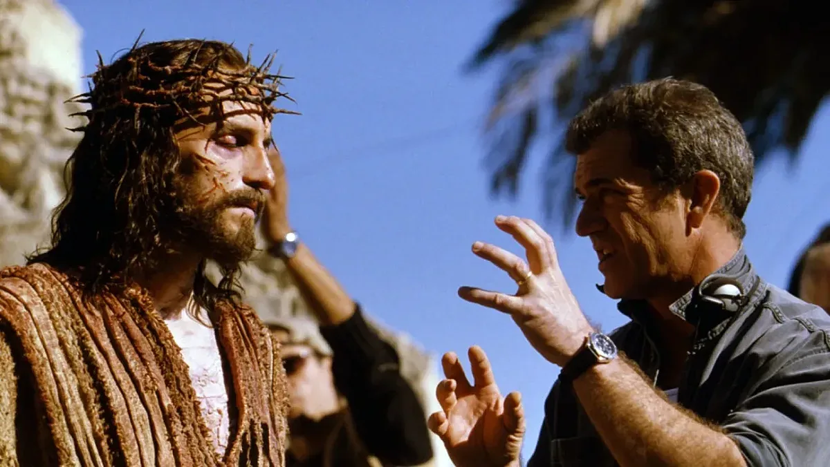 Ръцете на Мел Гибсън забиват пироните в дланите на Кавийзъл