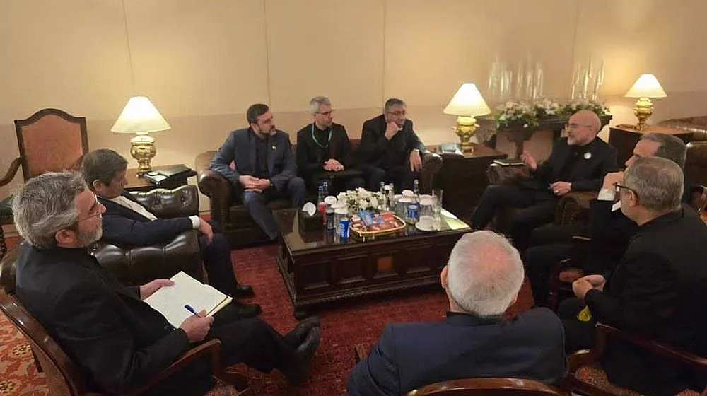 Обратното броене в Исламабад започна. Три сценария за развръзка 