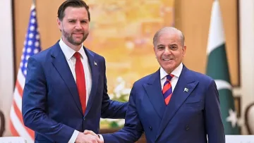 Премиерът на Пакистан с ключови срещи и гореща прогноза за войната