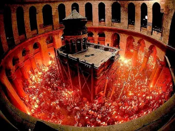 Чудото се случи! Благодатният огън слезе