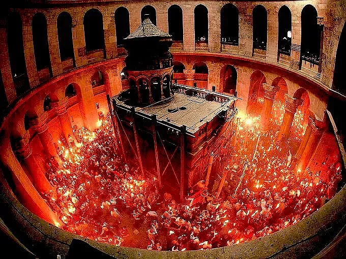 Чудото се случи! Благодатният огън слезе