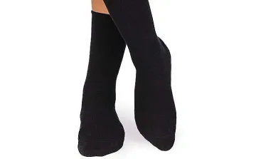 Защо не трябва да носим черни чорапи в самолета