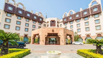 Луксозен хотел се превърна в крепост за преговорите между САЩ и Иран