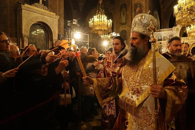 „Христос воскресе“ огласи България! Хиляди посрещнаха Възкресението