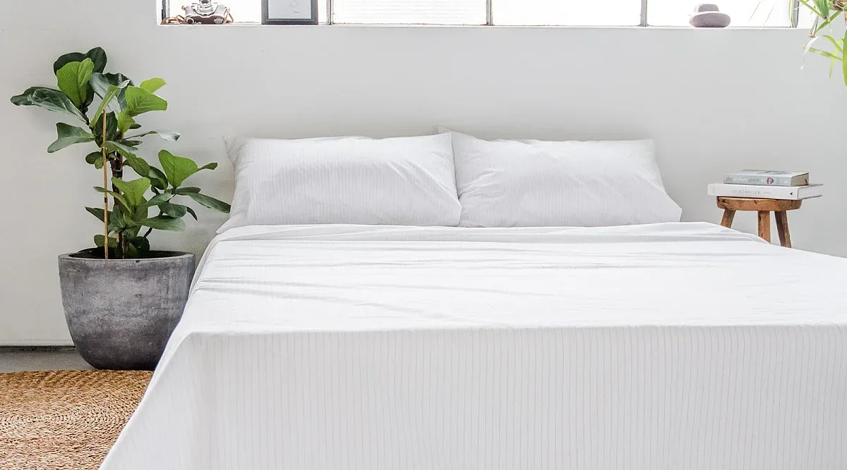 Опасно ли е да се спи на ново бельо преди пране? Експерти обясняват