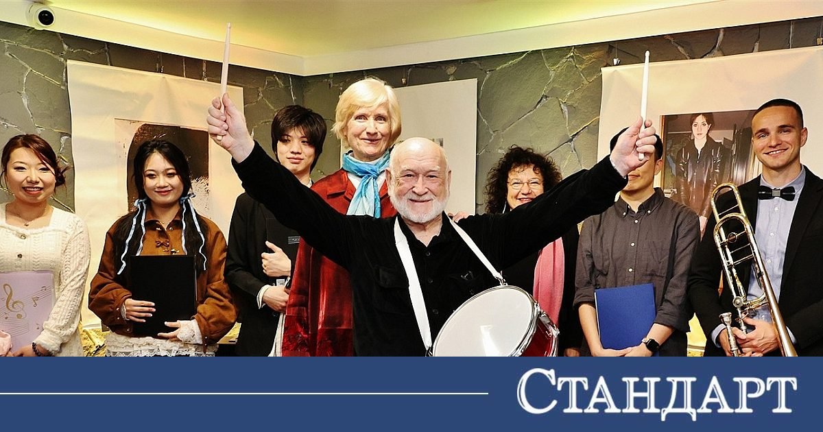 Петър Вучков слуша музика и стихове на Царя