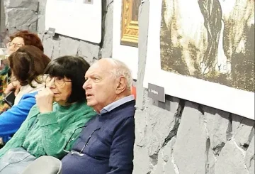 Петър Вучков слуша музика и стихове на Царя