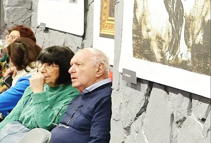 Петър Вучков слуша музика и стихове на Царя