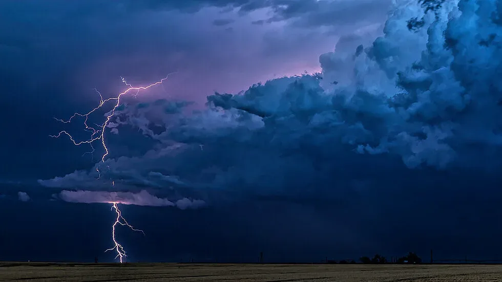 Сърдито време на изборите. Гърми и трещи