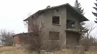 Разкошно село пази прокълната къща! Не смеят дори да я съборят