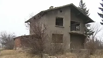 Разкошно село пази прокълната къща! Не смеят дори да я съборят