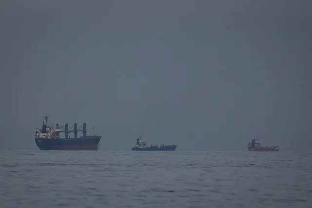 Китайски танкер се измуши през блокадата