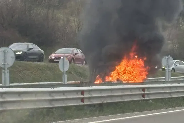 Пламнал автомобил блокира пътя София-Перник! Километричен ад край Владая