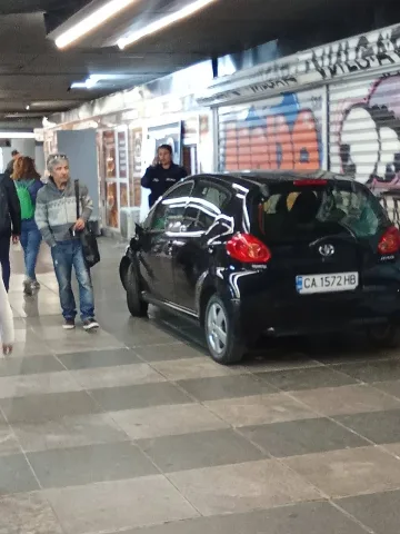 Кола паркира в подлеза на Орлов мост