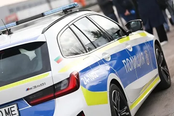 Гонка като на филм! Моторист мина на червено и се барикадира в къща