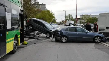 Дрогиран шофьор на автобус помете 4 коли