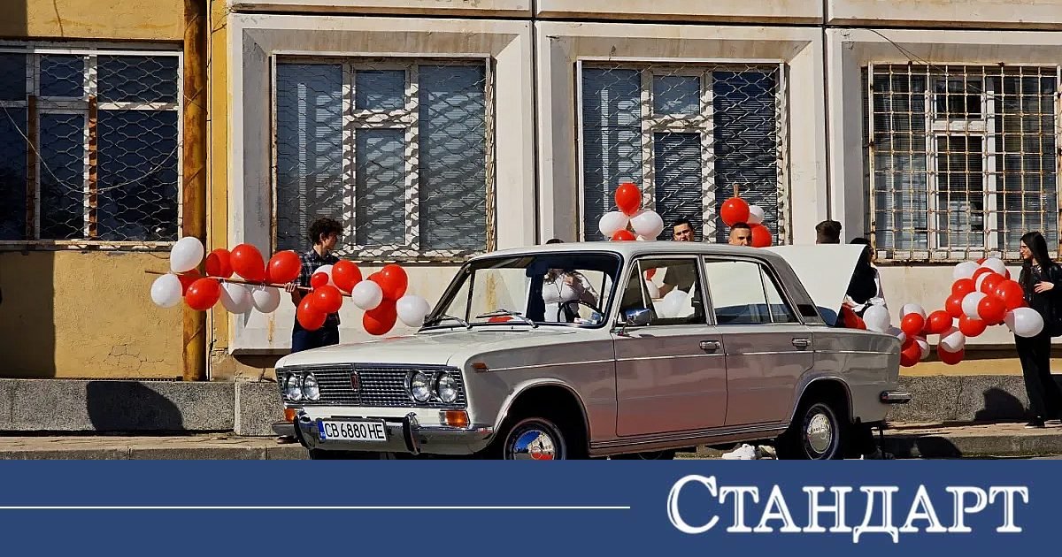 Абитуриенти изненадаха класния с ретро Лада за бала
