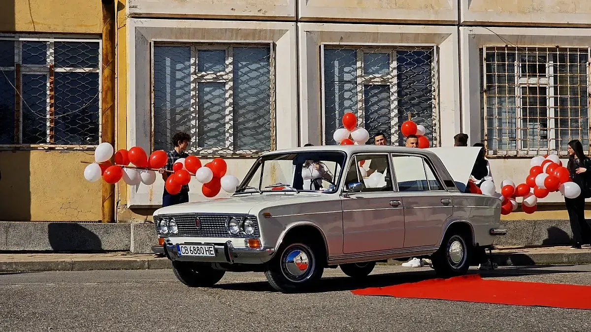 Абитуриенти изненадаха класния с ретро Лада за бала