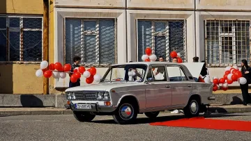 Абитуриенти изненадаха класния с ретро Лада за бала