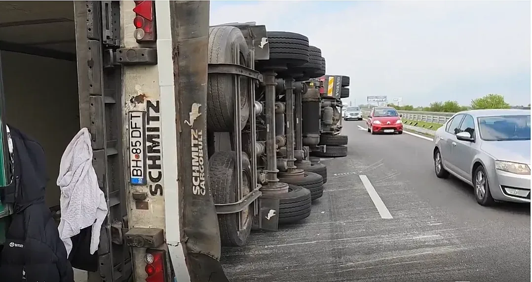 Тонове картофи се търкалят по "Тракия"