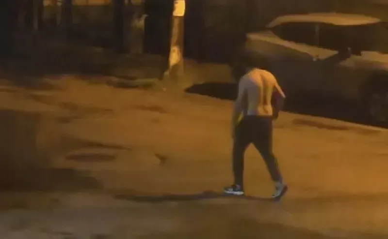 Кошмар в наш град! Полугол броди като призрак и тормози хората