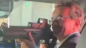 Посланик се изгаври със свой служител и го изритаха
