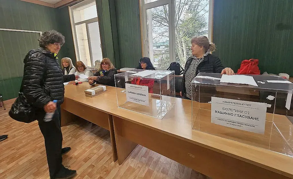 Скандален старт на вота в страната със сривове на машини