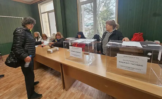 Скандален старт на вота в страната със сривове на машини