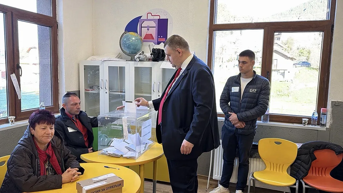 Пеевски гласува и обяви: Избрах държавата на хората!