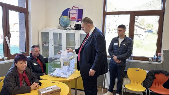 Пеевски гласува и обяви: Избрах държавата на хората!