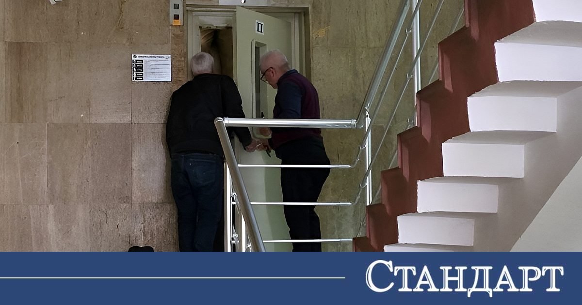 Драма в районна избирателна комисия - асансьор блокира шефове