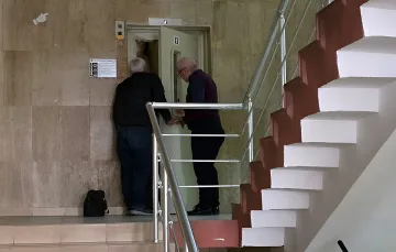 Драма в районна избирателна комисия - асансьор блокира шефове