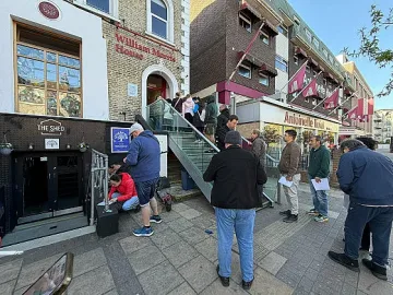 В Лондон чакат с часове, една секция замени осем