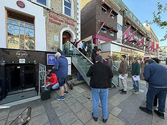 В Лондон чакат с часове, една секция замени осем