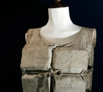 Продадоха за близо милион долара спасителна жилетка от "Титаник"